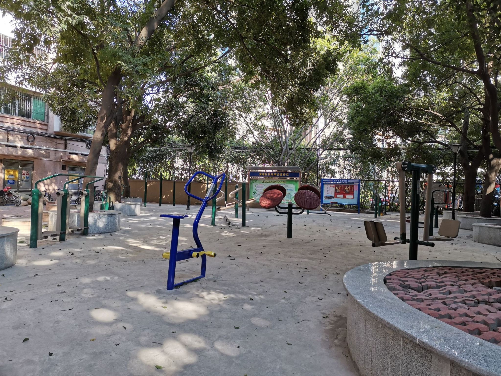 骏鸿花园小广场