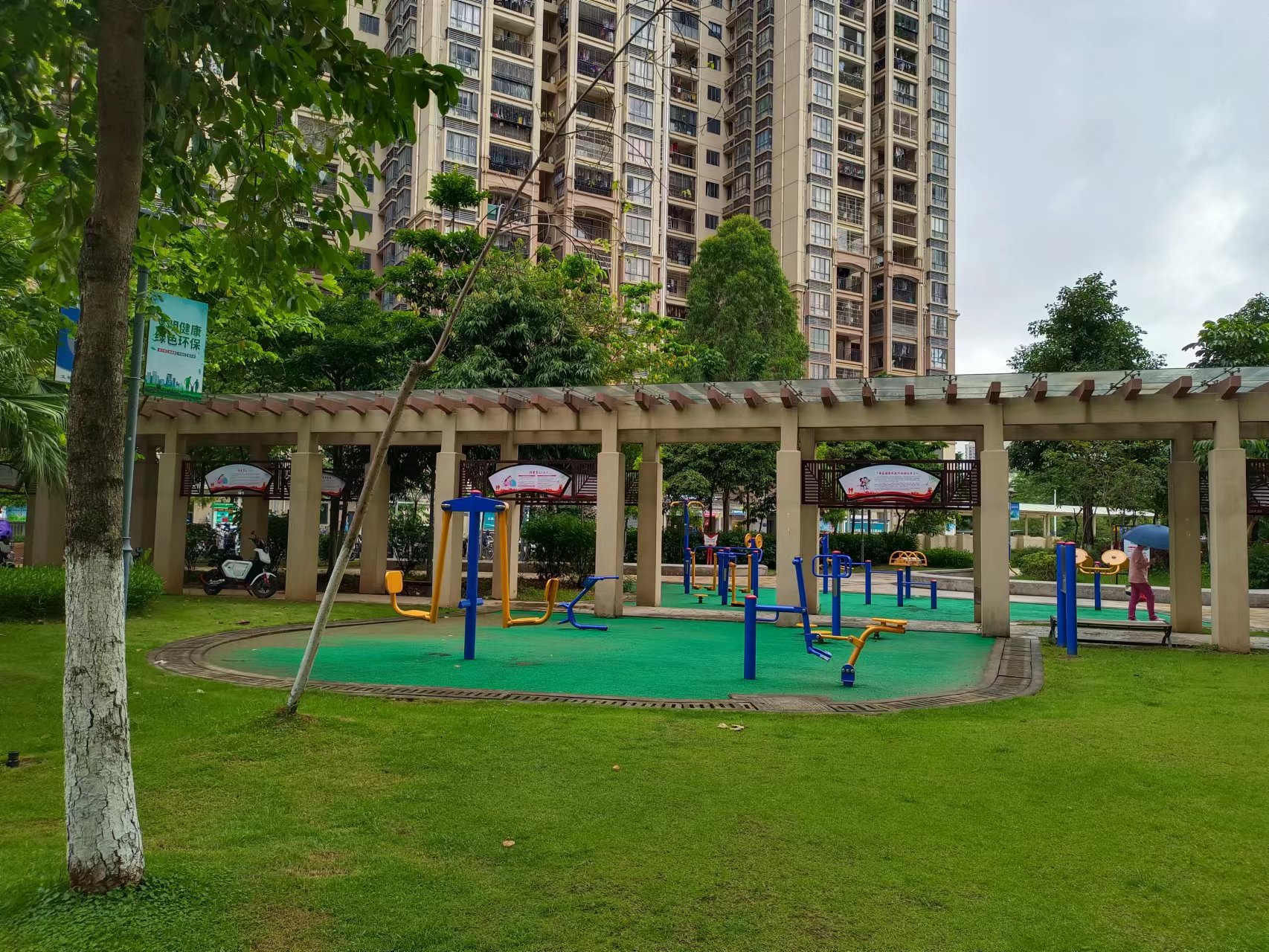 瑞东花园社区文化长廊小广场硅PU球场项目